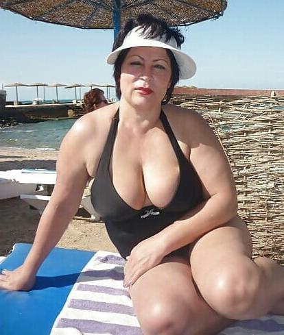 20P Mature ladies at the beach 4