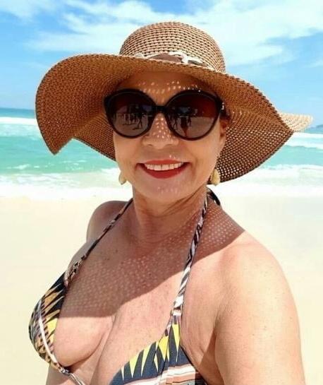20P Mature ladies at the beach 4