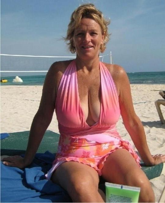 20P Mature ladies at the beach 4