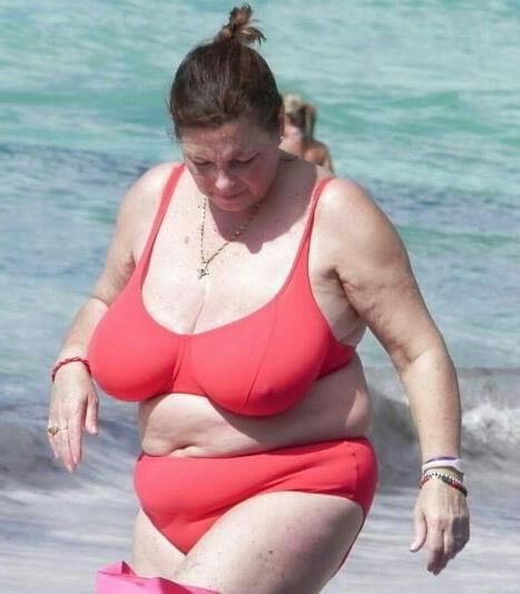 20P Mature ladies at the beach 4