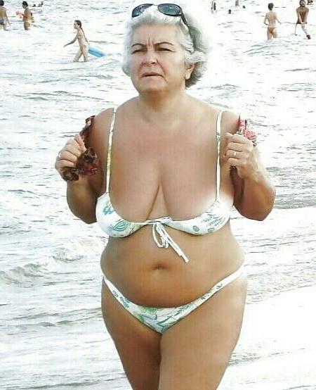 20P Mature ladies at the beach 4