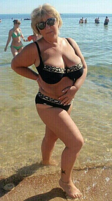 20P Mature ladies at the beach 4