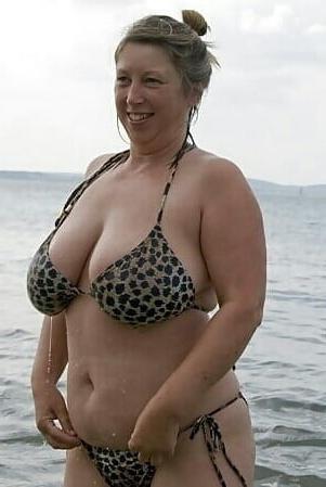 20P Mature ladies at the beach 4