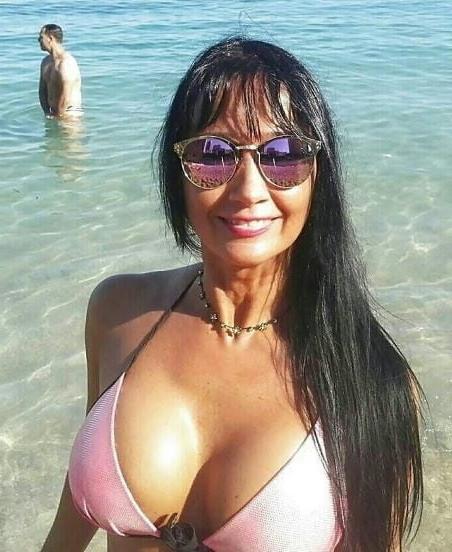 20P Mature ladies at the beach 4