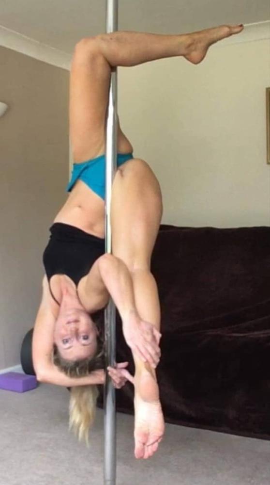 25P Pole dancer