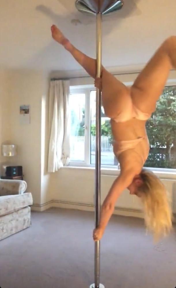 25P Pole dancer