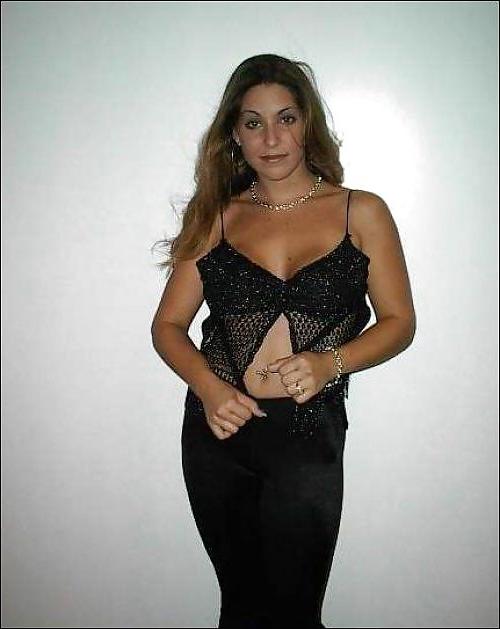 19P Süße MILF zieht sich aus und posiert nackt
