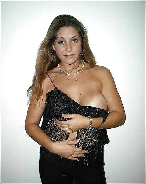 19P Süße MILF zieht sich aus und posiert nackt