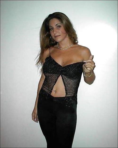 19P Süße MILF zieht sich aus und posiert nackt