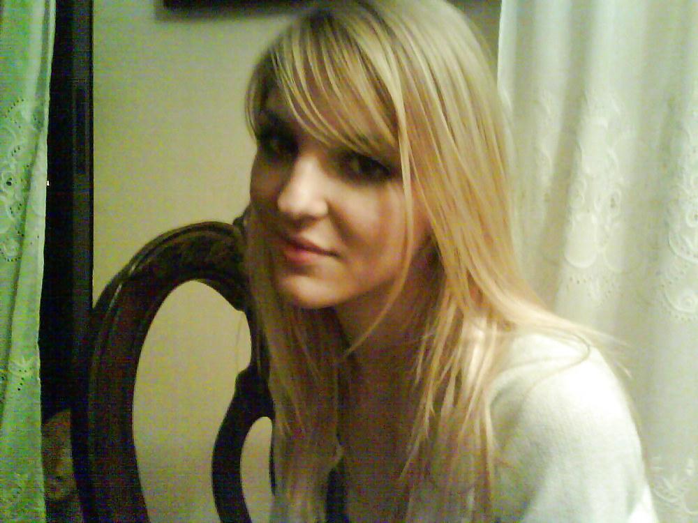 20P Blonde girl posing for pictures