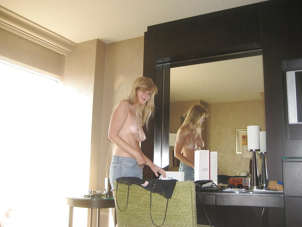 23P Sexy blond MILF Who like to fuck her?