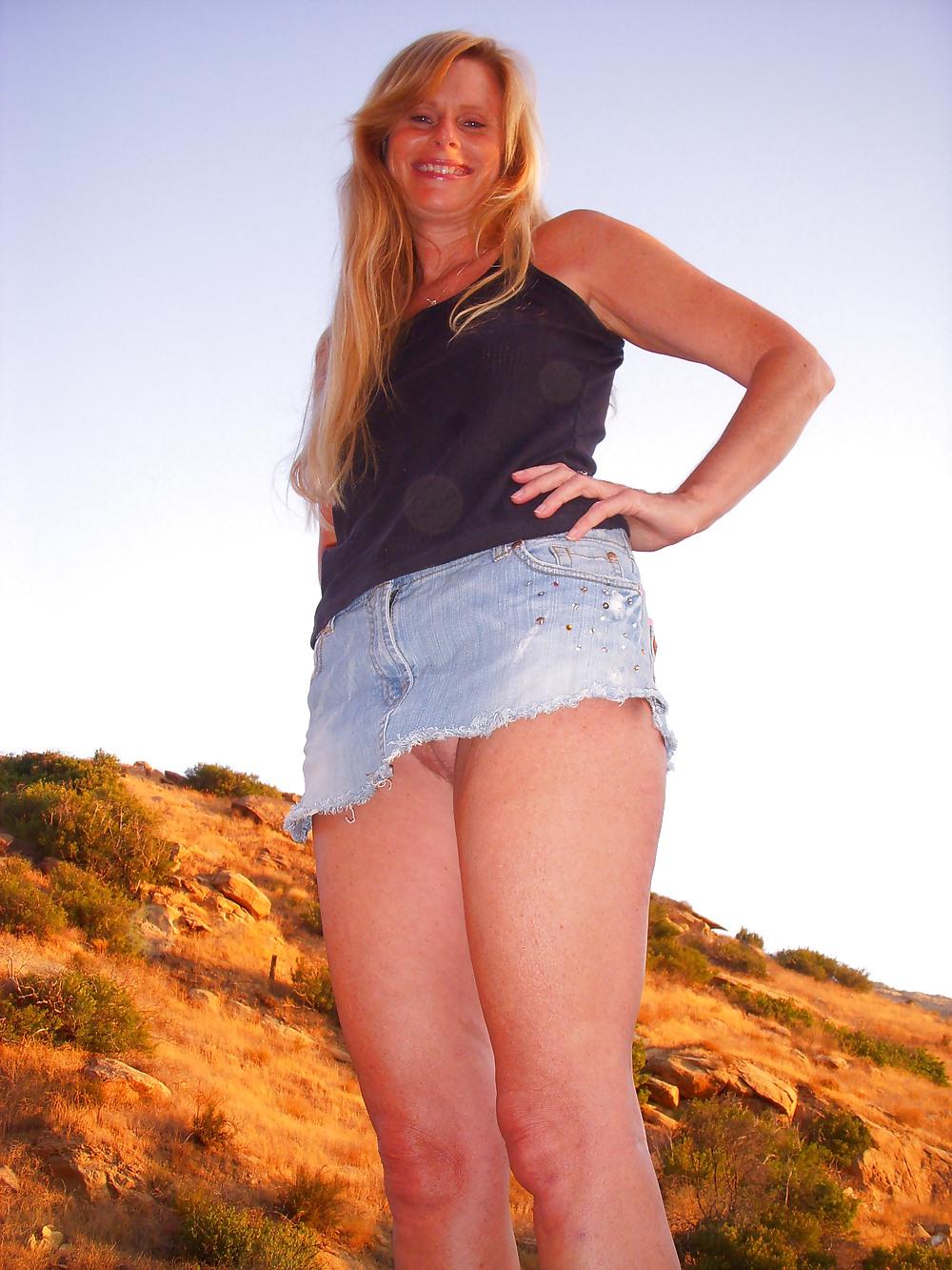 23P Sexy blond MILF Who like to fuck her?