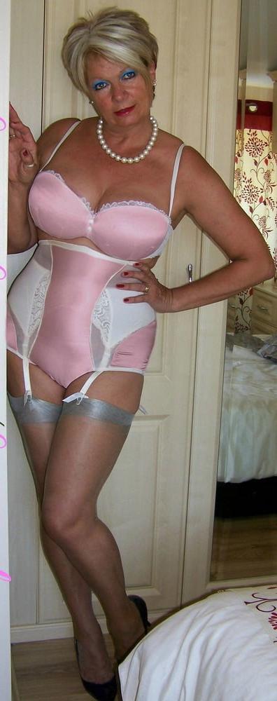 25P My 3rd selection of grannies &amp; matures in pink lingerie