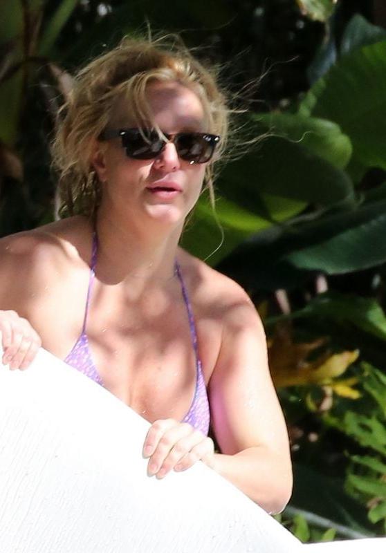 9P Britney Spears in a Bikini at a Pool in Miami 01.12. 2019