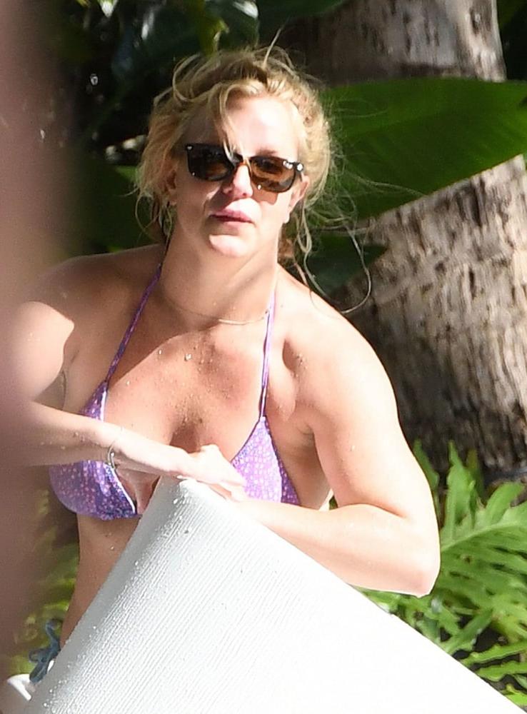 9P Britney Spears in a Bikini at a Pool in Miami 01.12. 2019