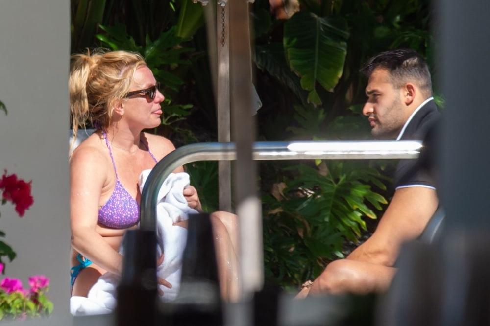 9P Britney Spears in a Bikini at a Pool in Miami 01.12. 2019