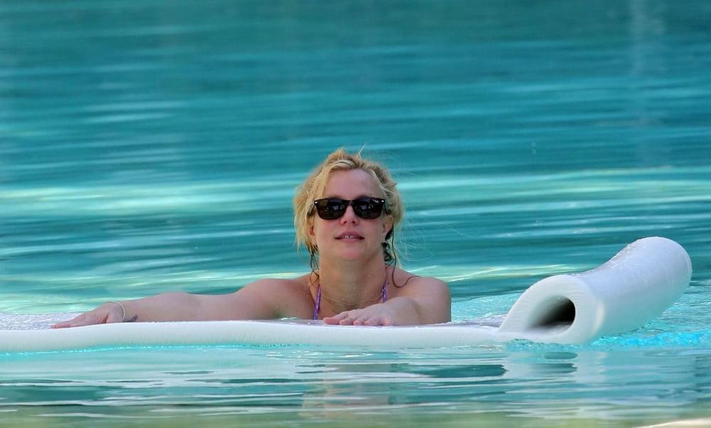 9P Britney Spears in a Bikini at a Pool in Miami 01.12. 2019