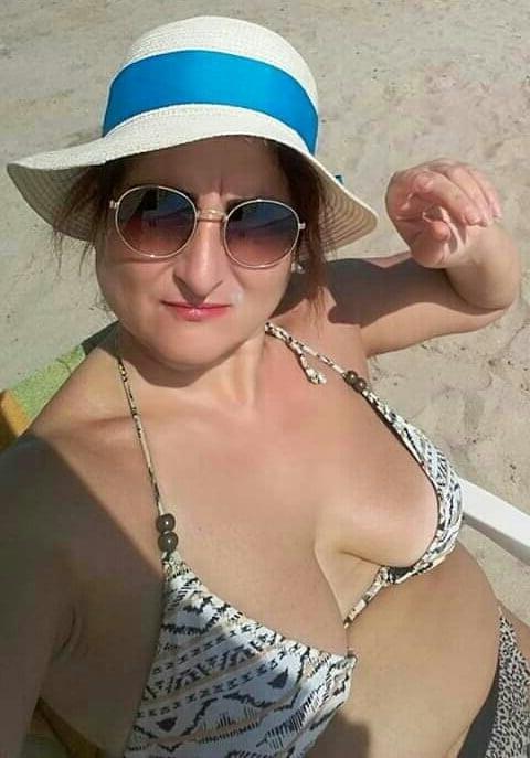 20P Mature ladies at the beach 3