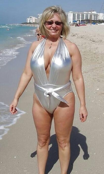 20P Mature ladies at the beach 3