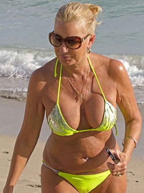 20P Mature ladies at the beach 3