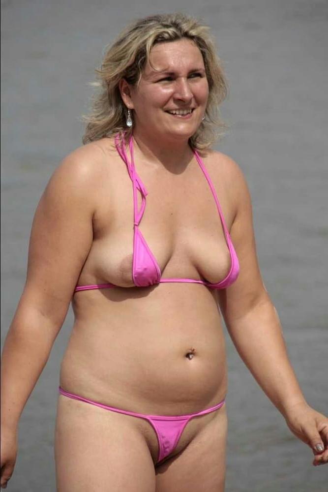 20P Mature ladies at the beach 3