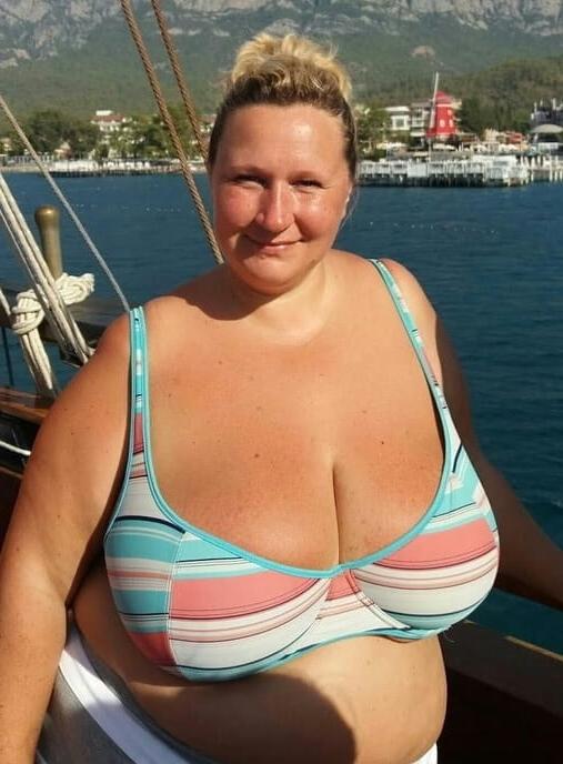 20P Mature ladies at the beach 3