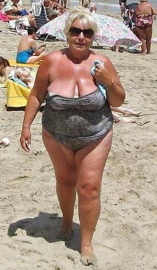 20P Mature ladies at the beach 3