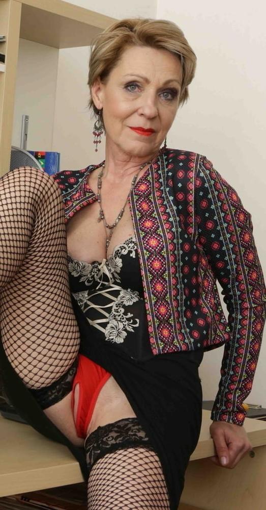 25P Milfs - Posing 41