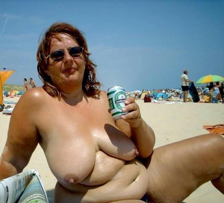 20P Mature ladies at the beach 2