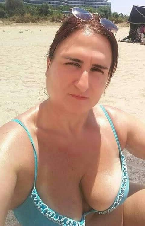 20P Mature ladies at the beach 2