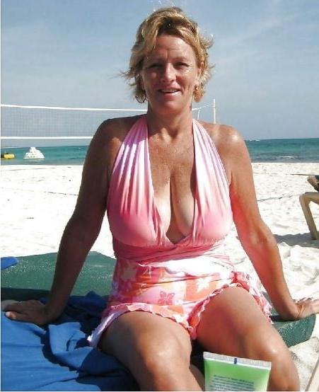 20P Mature ladies at the beach 2