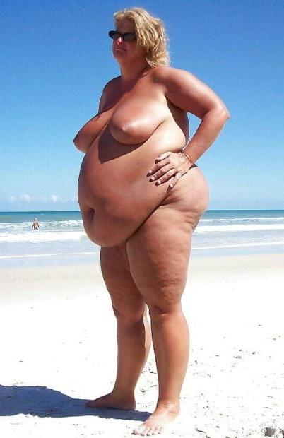 20P Mature ladies at the beach 2