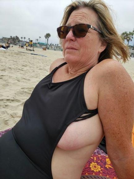 20P Mature ladies at the beach 2