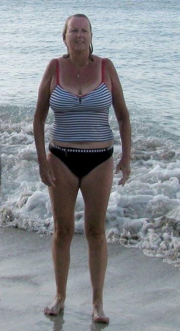20P Mature ladies at the beach 2