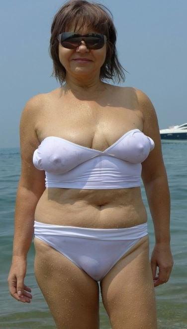 20P Mature ladies at the beach 2