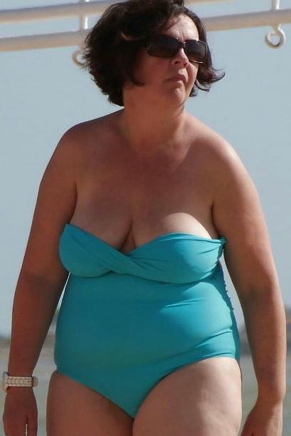 20P Mature ladies at the beach 2