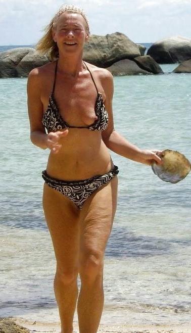 20P Mature ladies at the beach 2