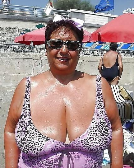 20P Mature ladies at the beach 2