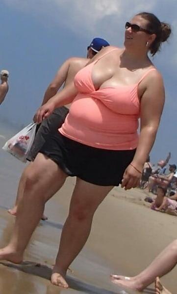 20P Mature ladies at the beach 2