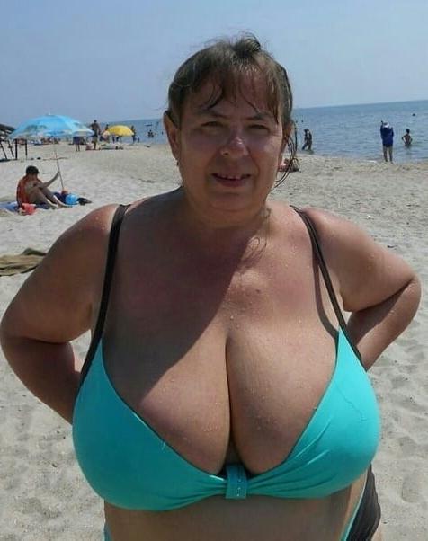 20P Mature ladies at the beach 2