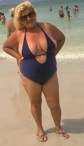 20P Mature ladies at the beach 2