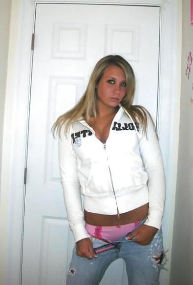 12P Amateur babe posing naked.
