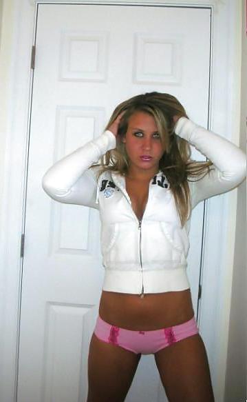 12P Amateur babe posing naked.