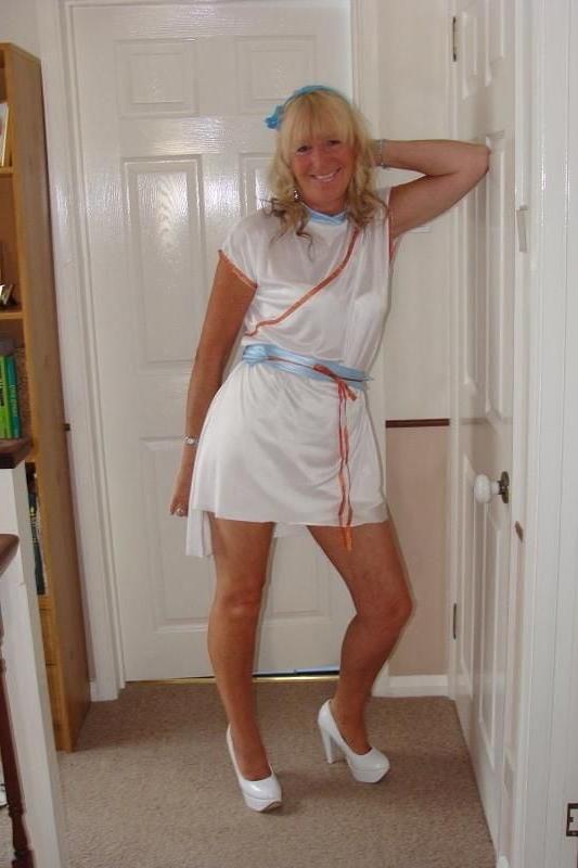 25P Sexy Blonde Amateur UK Gilf Shows All
