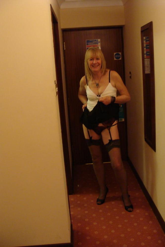 25P Sexy Blonde Amateur UK Gilf Shows All