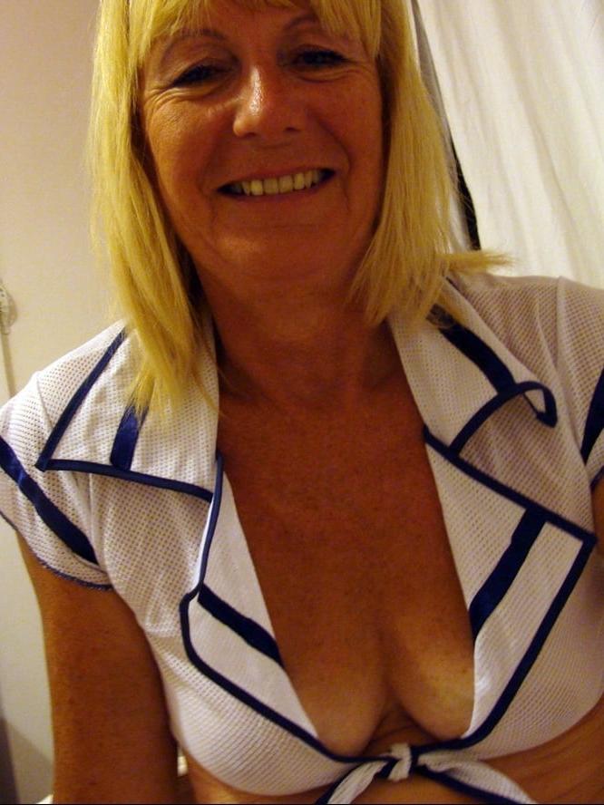 25P Sexy Blonde Amateur UK Gilf Shows All