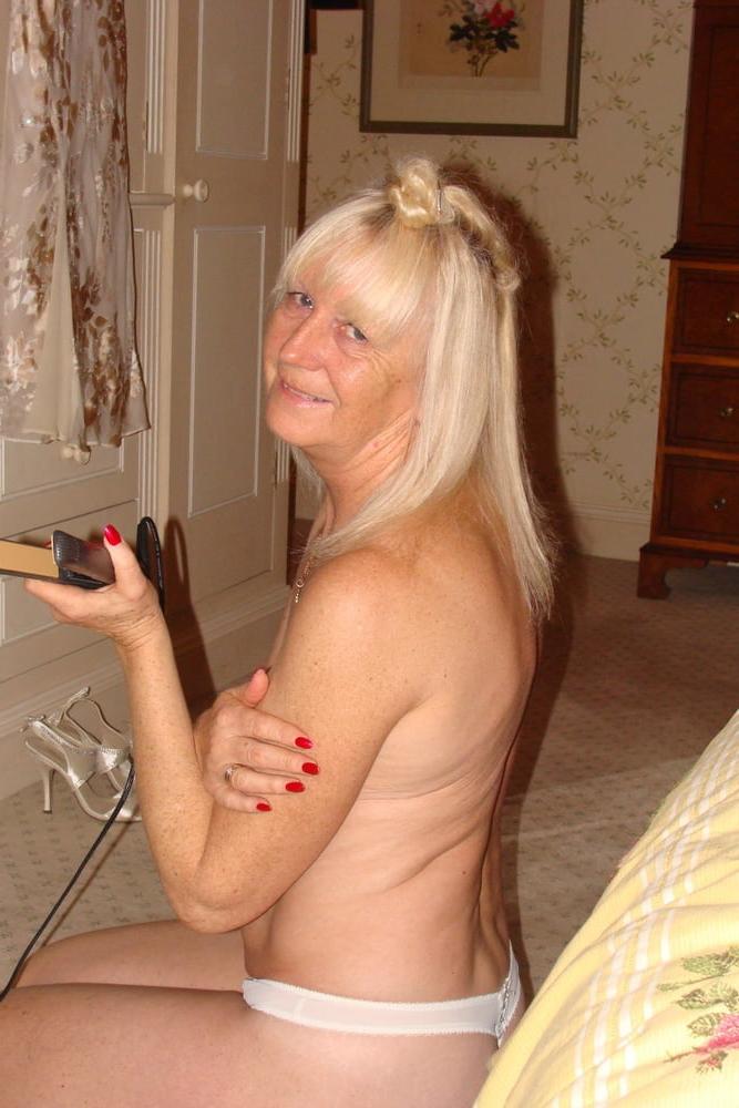 25P Sexy Blonde Amateur UK Gilf Shows All
