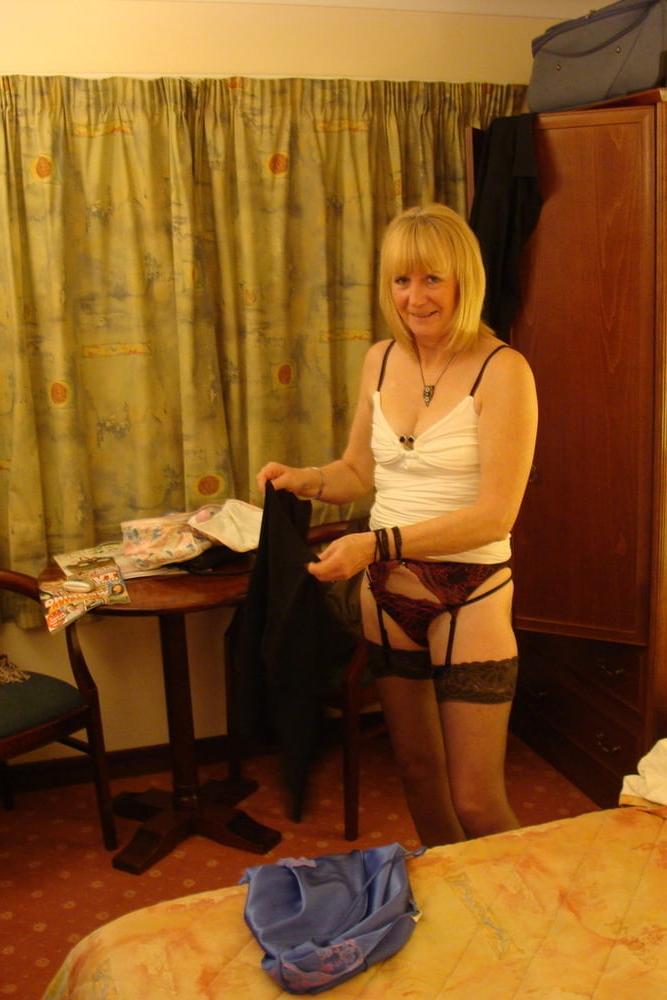 25P Sexy Blonde Amateur UK Gilf Shows All