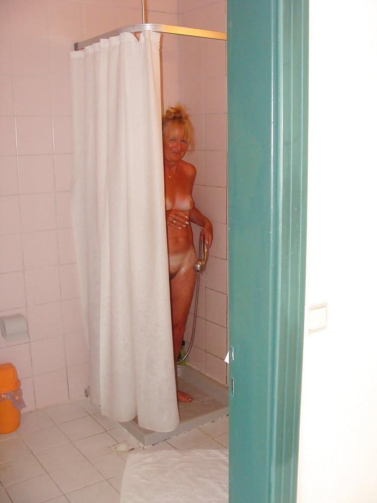25P Sexy Blonde Amateur UK Gilf Shows All