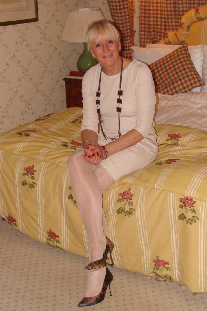 25P Sexy Blonde Amateur UK Gilf Shows All